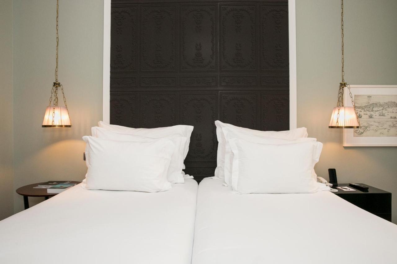 Pousada De Lisboa - Small Luxury Hotels Of The World Екстер'єр фото A bed with two pillows