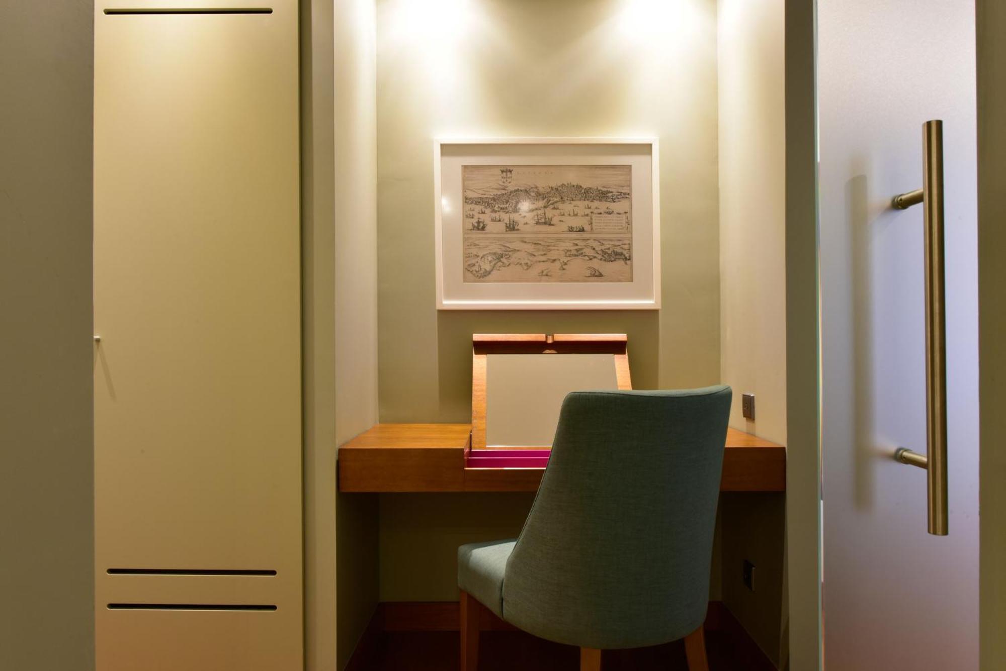 Pousada De Lisboa - Small Luxury Hotels Of The World Екстер'єр фото A work desk in a hotel room